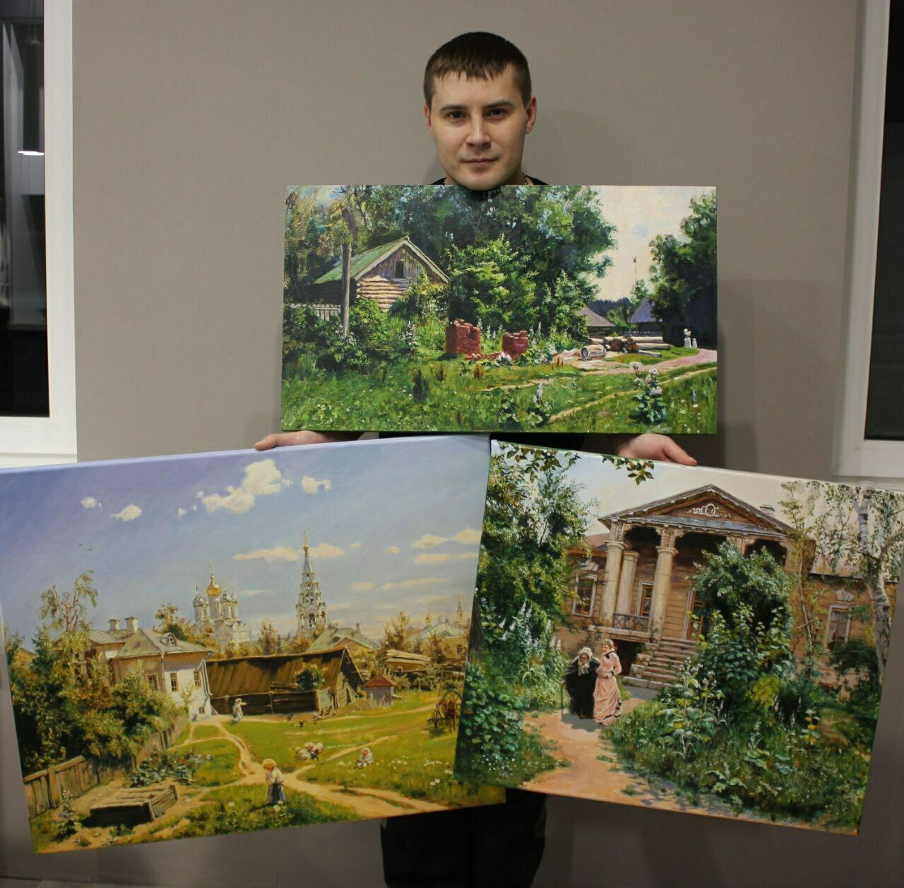 Художник с картинами