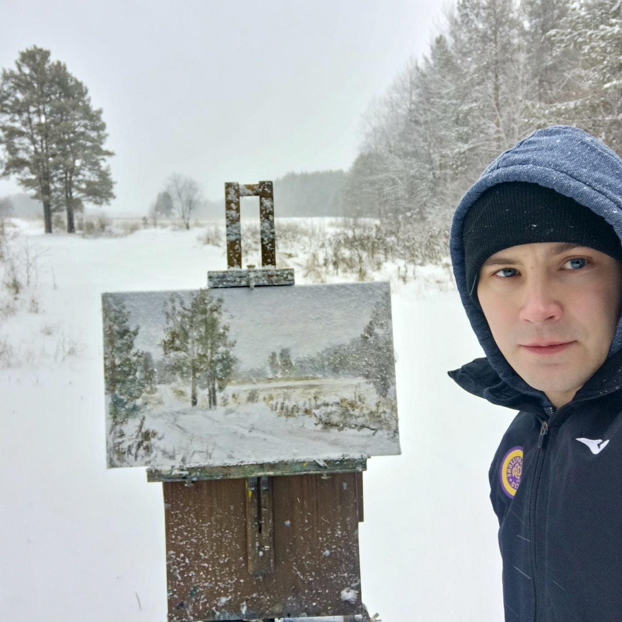 Пленэр " Снегопад в ноябре". Холст 30×50 см, масло, 2024 год, с натуры Картина написана с натуры зимой в ноябре. Изображен снегопад ,колея от машины, сосны ,бабушка идет по дороге